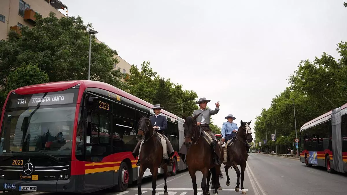 Llegar y salir de la Feria de Abril, entre la odisea y la paciencia inevitable: "Lo peor son las colas tan largas"