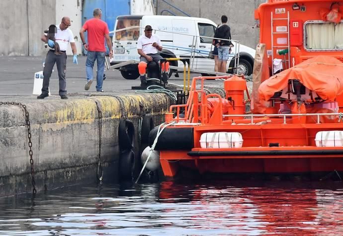 09/08/2019 ARGUINEGUIN. MOGAN. Llegada de una patera con inmigrantes a la costa de Maspalomas, son rescatados y transladados por Salvamento Marítimo al puerto de Arguineguin.   Fotógrafa: YAIZA SOCORRO.  | 09/08/2019 | Fotógrafo: Yaiza Socorro