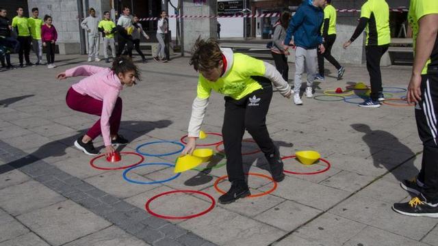 Varios niños juegan durante la primera edición de estas jornadas.