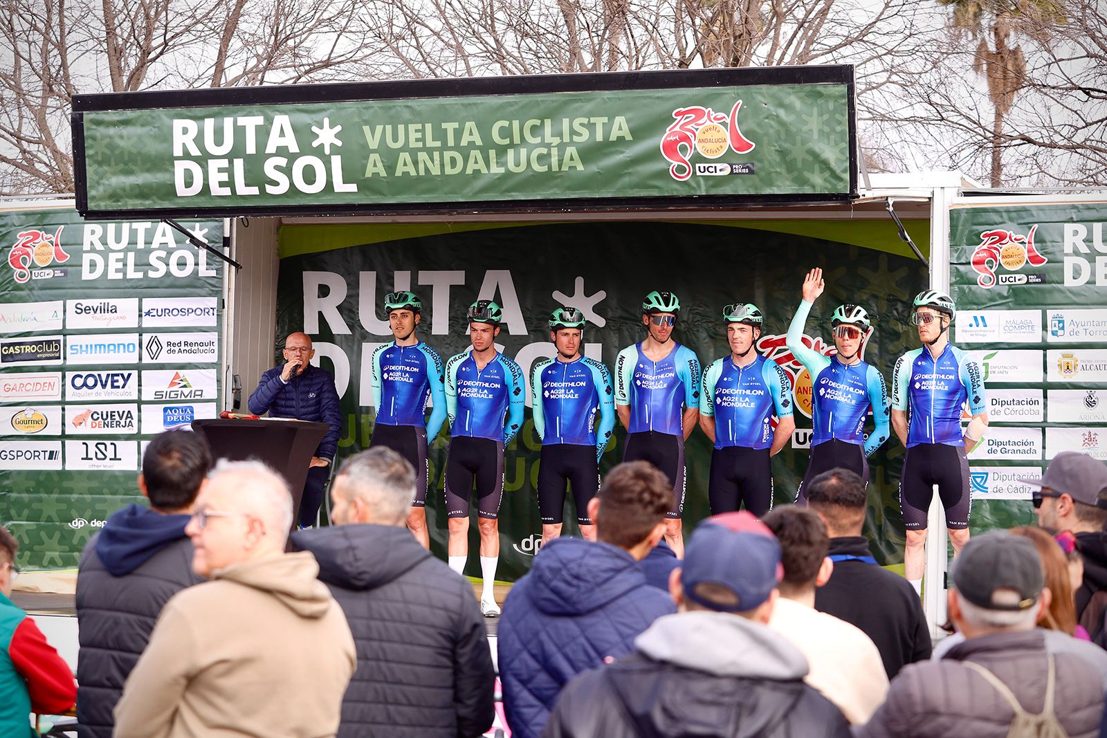 La salida de la etapa de Córdoba de la Vuelta a Andalucía en imágenes
