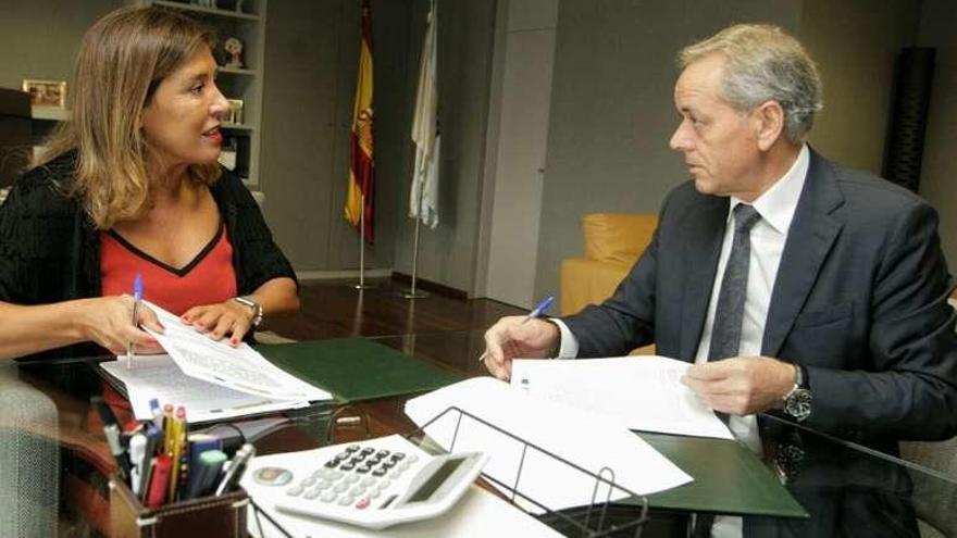 Beatriz Mato y José Balseiros durante la firma del convenio.