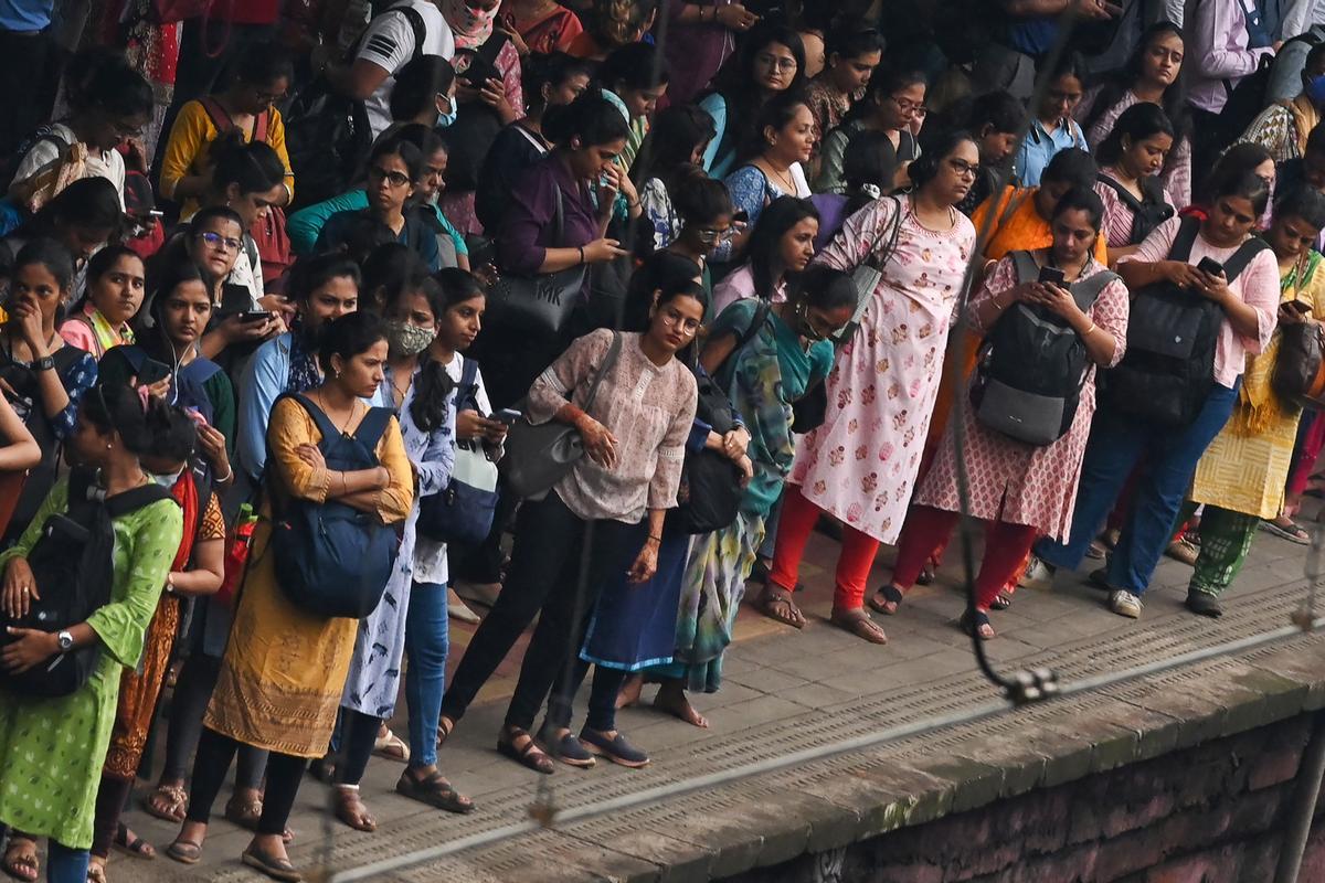 Hora punta en la estación de tren en Bombay