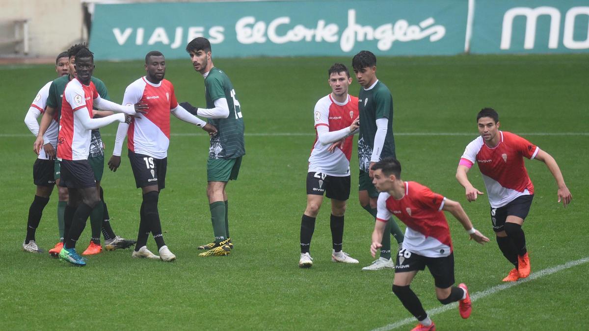 A la izquierda, Djetei y Traoré ante Visus, en un partido entre el Córdoba CF y su filial, en El Arcángel, el pasado diciembre.