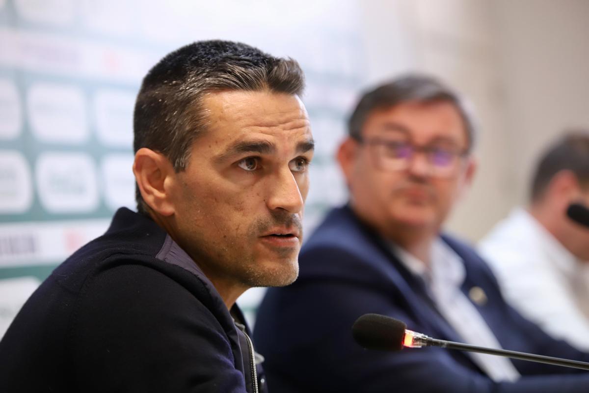 Juanito, durante la rueda de prensa de presentación de Manuel Mosquera como entrenador del Córdoba CF.