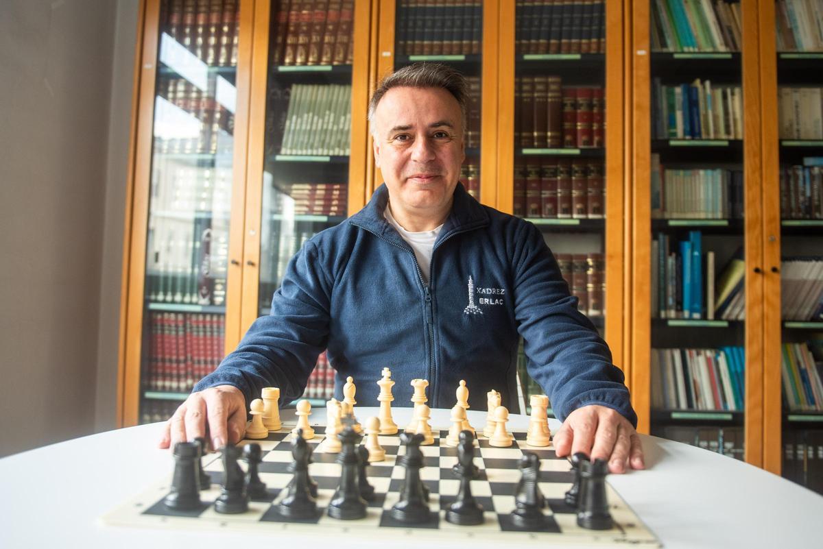 Jesús Vázquez Forno, decano de la Escuela de Relaciones Laborales, ante un tablero de ajedrez.