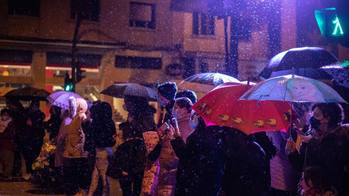 Un desfile real bajo la lluvia