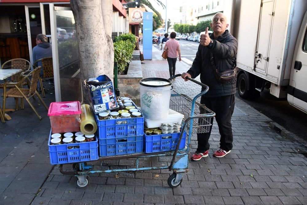 Los puesteros trasladan sus productos del mercado de Telde