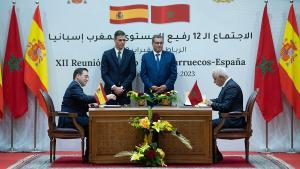 El ministro de Asuntos Exteriores, Unión Europea y Cooperación, José Manuel Albares; el presidente del Gobierno, Pedro Sánchez; el jefe de Gobierno del Reino de Marruecos, Aziz.
