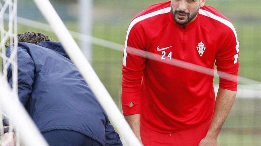 Álex Pérez, en un entrenamiento del Sporting.