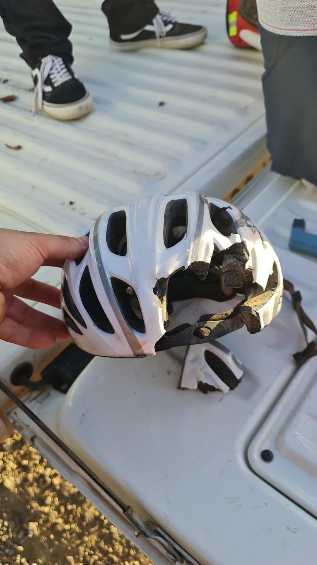 Así quedó el casco del ciclista tras caer en Jarapalos.