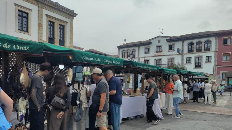 El puente anima el mercado artesano de Cangas de Onís: "Es una forma de apoyar el comercio local"