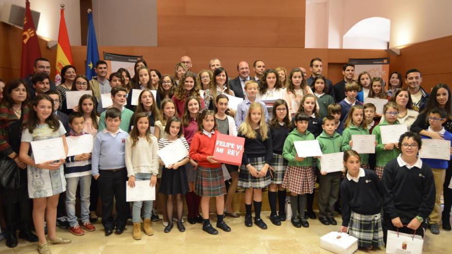 Pedro Antonio Sánchez posa con los finalistas de la Región de Murcia del concurso &#039;Qué es un rey para ti&#039;.