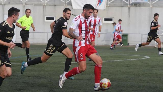 Kopa, una de las dudas de Villaverde ante el Boiro, conduce el balón en un duelo anterior.