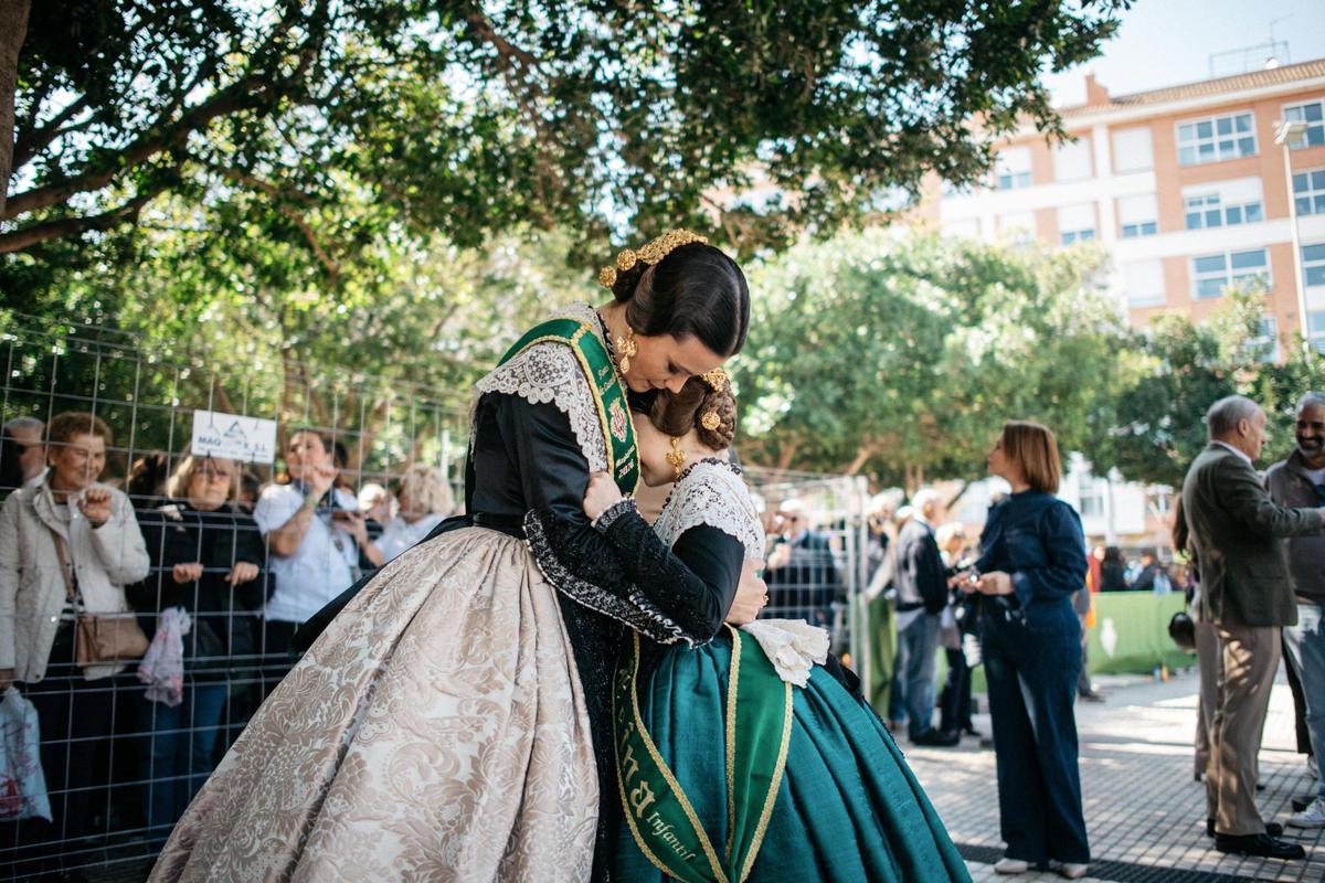Las reinas de las fiestas se abrazan en una mascletà.