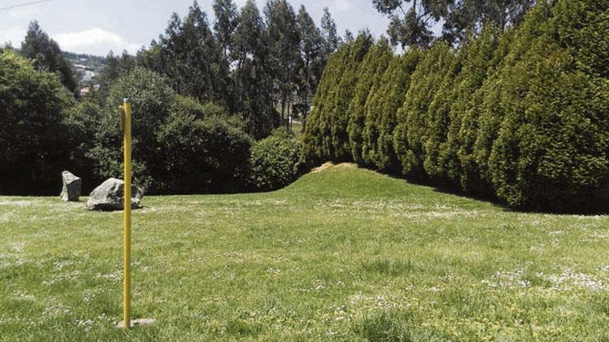 Zona verde que el Ayuntamiento convertirá en un parque para perros, en A Barcala.