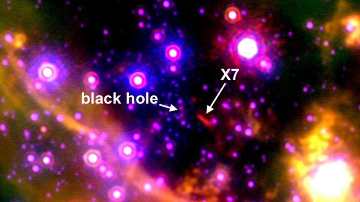 La extraña estructura, bautizada X7, está siendo atrapada poco a poco por la atracción gravitacional de Sagitario A*, el agujero negro supermasivo ubicado en el centro de la Vía Láctea.