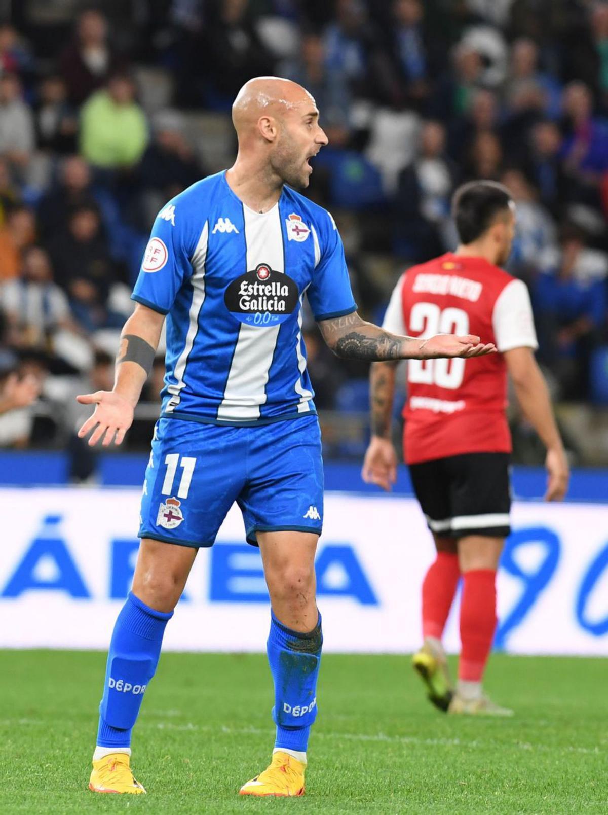 Gorka Santamaría protesta tras un lance en Riazor. |  // CARLOS PARDELLAS