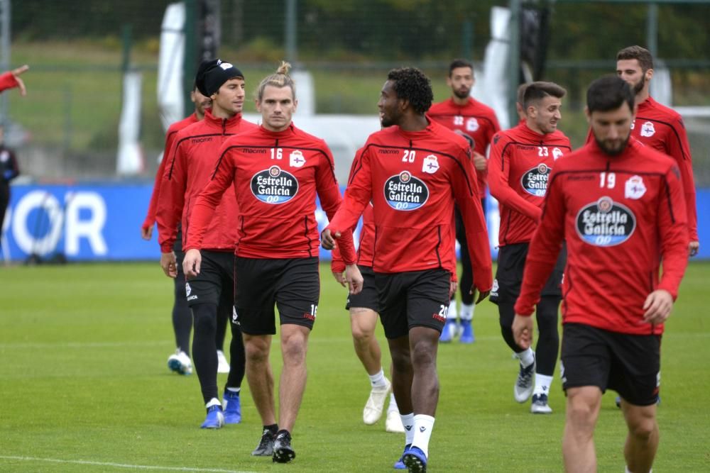 Sebastián Dubarbier se ejercitó con el grupo en la primera parte de la sesión programada esta mañana en Abegondo para continuar preparando el partido del sábado ante el Oviedo.