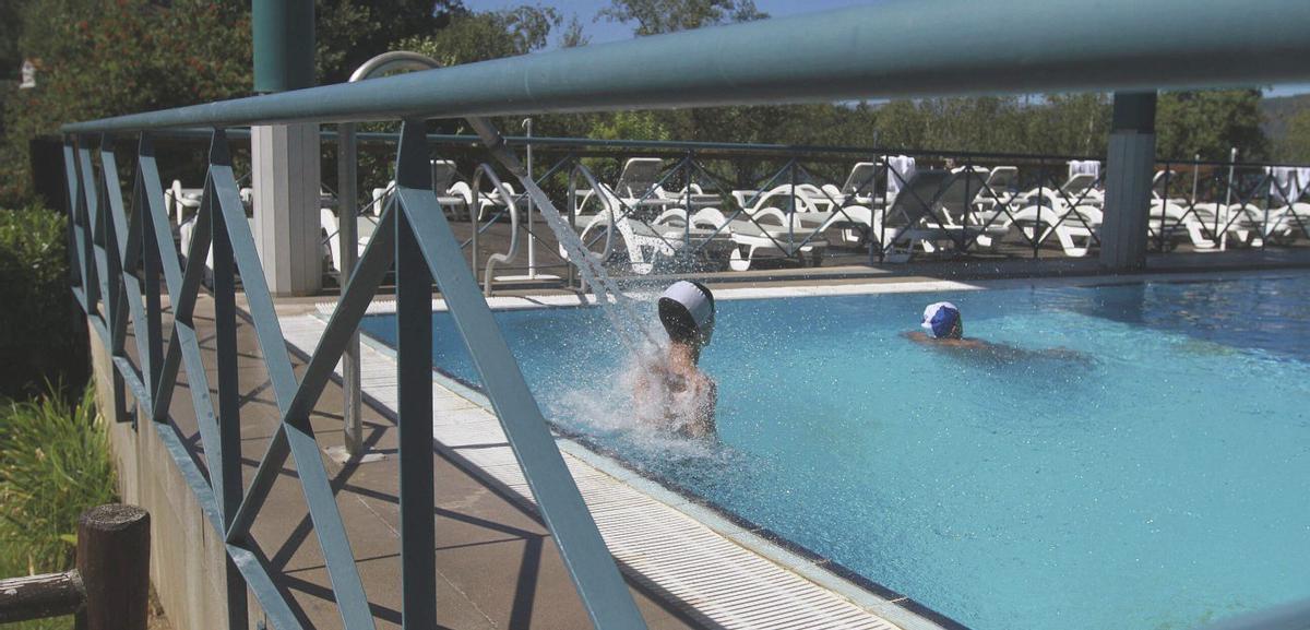 Bañistas en la piscina exterior de Laias. | I. OSORIO