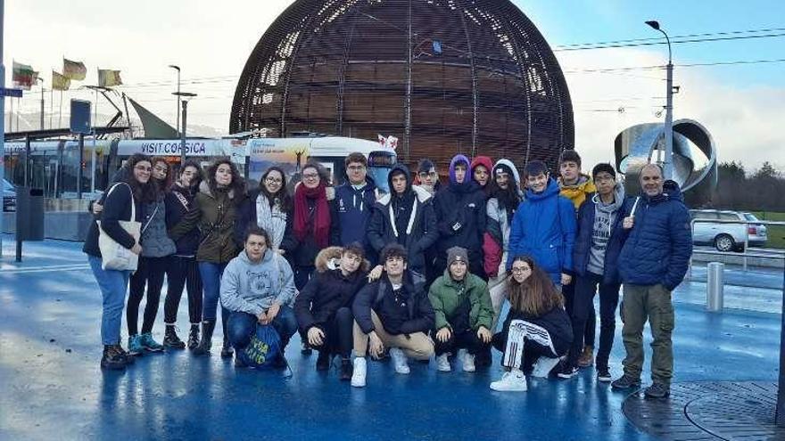 Los estudiantes y profesores, con las instalaciones del CERN al fondo.