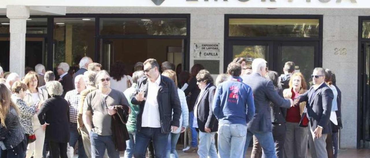 &quot;Se fue uno de los nuestros, y de los buenos&quot; | En plena reanudación de la búsqueda de Alexis Macía, a primera hora de la mañana del domingo, el dispositivo coordinado por Salvamento Marítimo recibió incontables llamadas de centros y clubes de buceo de la Ría de Vigo ofreciéndose a participar en el rastreo. &quot;Siempre ocurre en estos casos, pero con Alexis fue impresionante. Todo el mundo quería echar una mano&quot;,  destacaba un integrante del citado dispositivo. Tal vez fuera así por lo que muchos comentaban ayer antes del funeral en Pereiró: &quot;Se nos fue uno de los nuestros, y de los buenos&quot;. Entre los presentes en el tanatorio estaban parte de esa multitud de alumnos a los que &quot;Álex&quot;, como le llamaban todos, insufló la pasión por el fondo del mar donde perdió la vida.