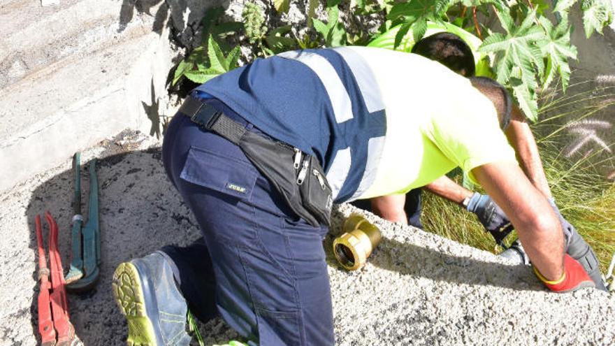 Los operarios cortan las conducciones de aguas en La Campana.