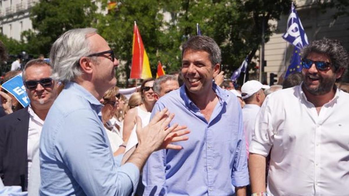 Mazón en la manifestación de Madrid junto al presidente de Murcia.