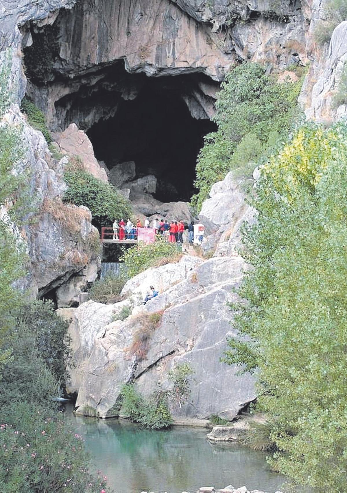 Benaoján presume de albergar grutas en un entorno natural único e ideal para practicar turismo activo.