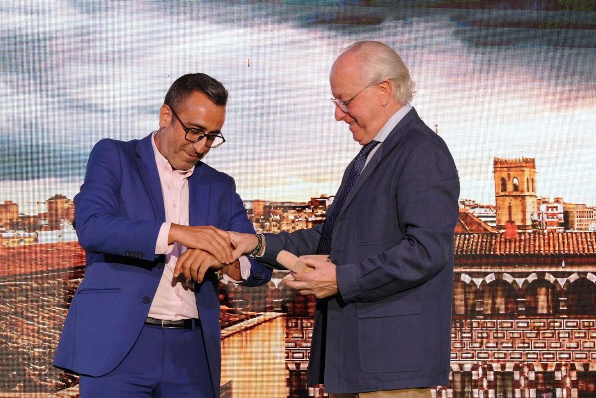 José Félix Nevado entrega al premiado el exclusivo reloj de Cuervo y Sobrino