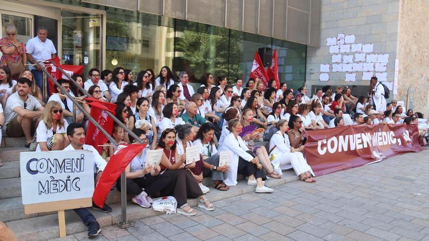 Els metges surten al carrer a Girona: «Estem farts del menysteniment del Govern»