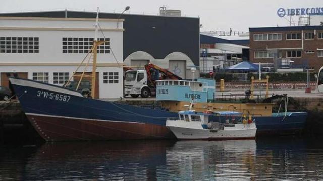 El "Bernardo Alfageme", atracado en los muelles de Bouzas.  // Ricardo Grobas