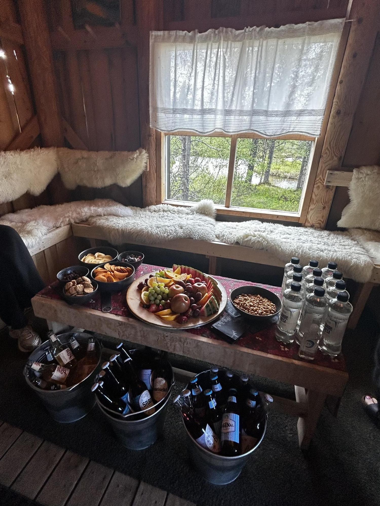 Disfrutas de un aperitivo en la sauna con el río y las vistas de fondo