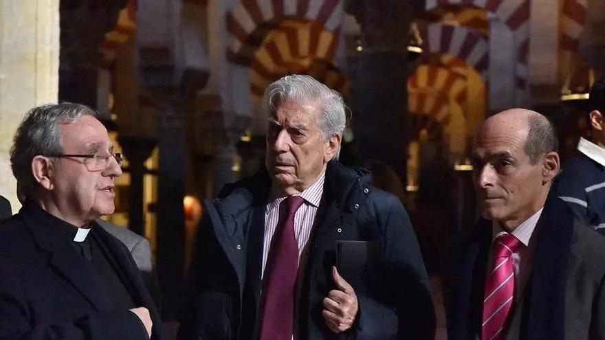 Mario Vargas Llosa, durante su visita a la Mezquita-Catedral de Córdoba en 2018.