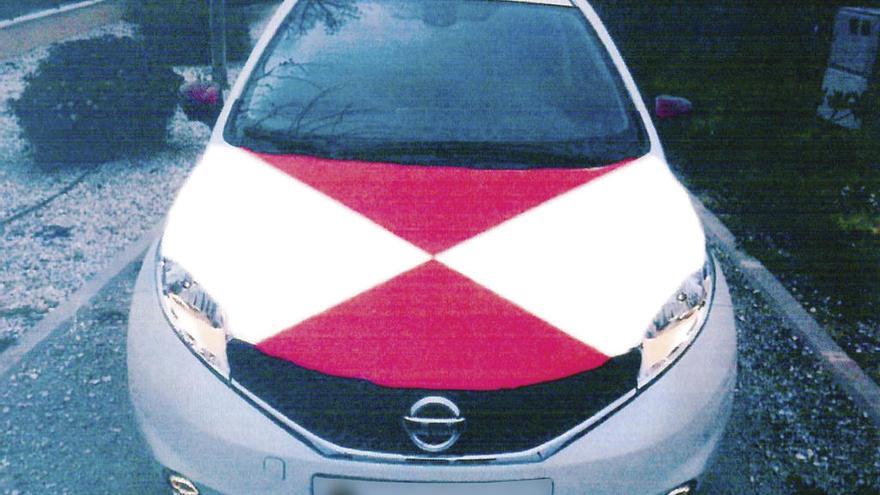 Recreación de un taxi con la bandera en el capó.