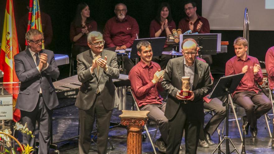 Vicent Usó i Mezquita recibe el premio Enric Valor por su obra «El paradís a les fosques»