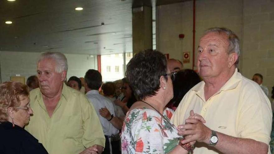 Un par de parejas durante el baile. // Noé Parga