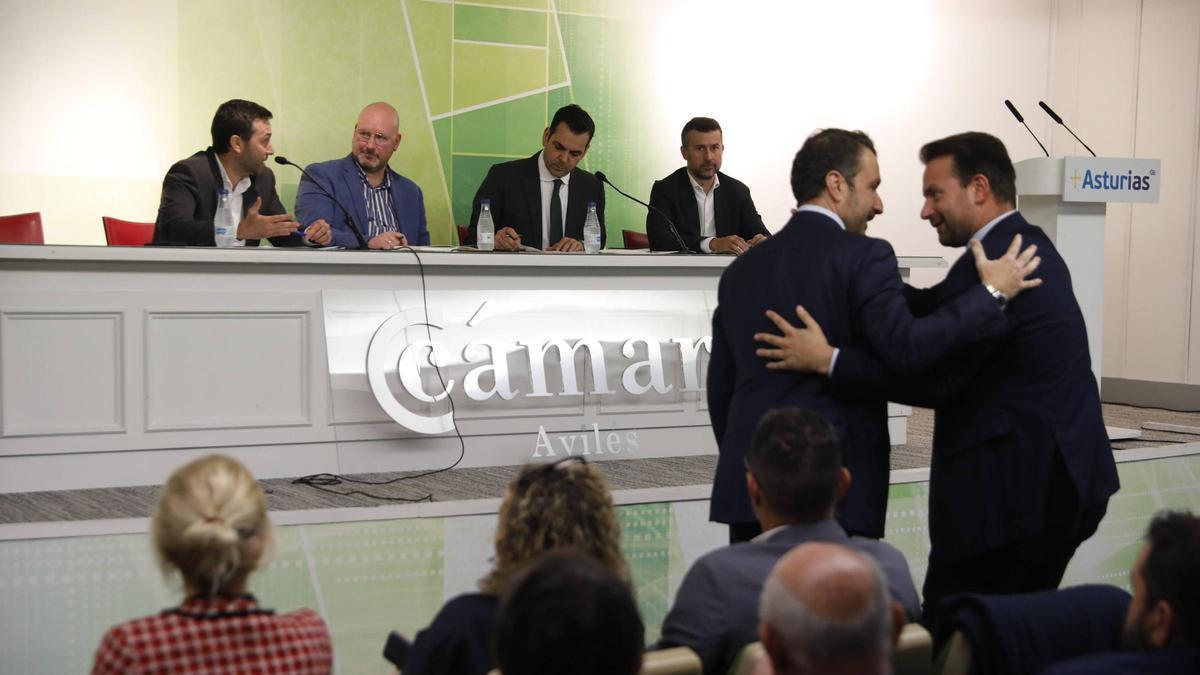 En primer plano, el presidente de la Cámara Daniel González saluda a Álvaro Queipo; en la mesa, Carlos Navalpotro, Javier Font, Juan Diego Requena y José Manuel Pérez