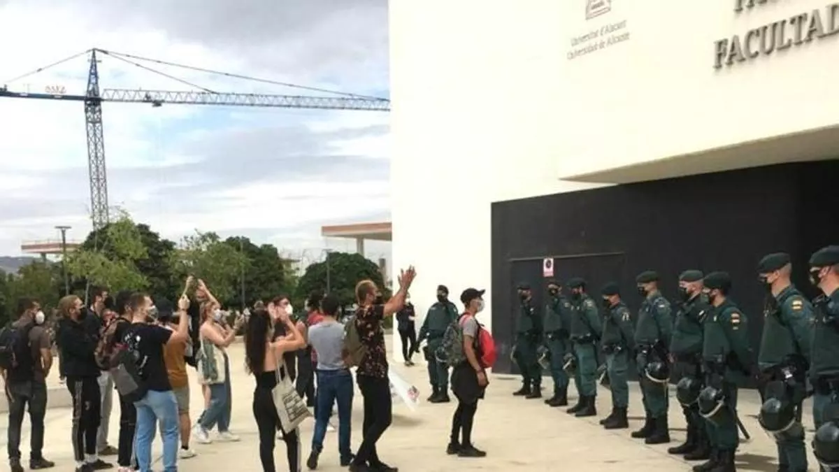 Cuatro jóvenes se enfrentan a tres años de cárcel tras manifestarse contra la presencia de Vox en un acto en la Universidad de Alicante
