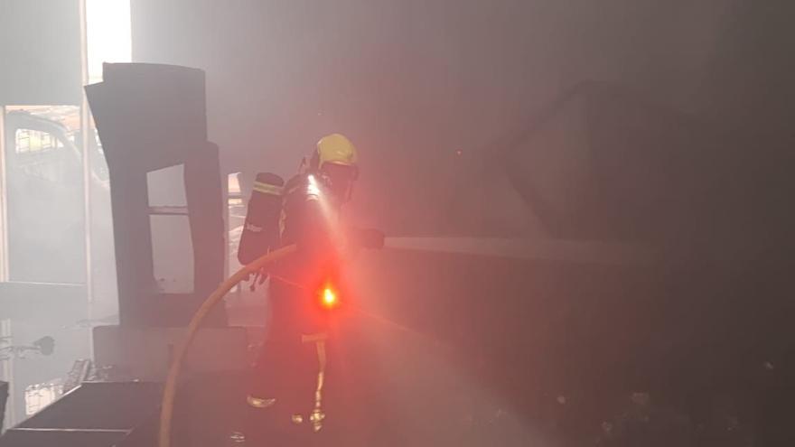 Incendio en una fábrica de muebles de cocina de Gran Canaria