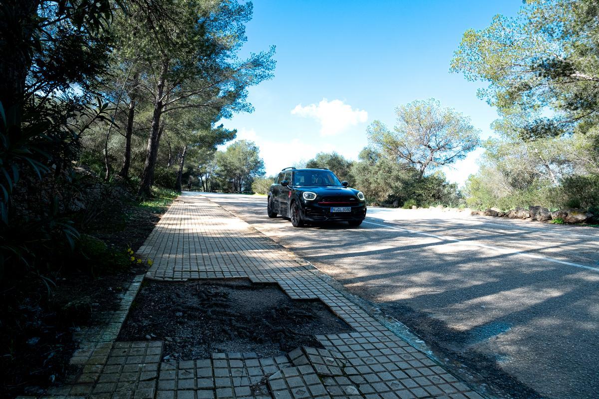 Desperfectos en la acera y la calzada de la carretera de acceso al Castillo de Bellver