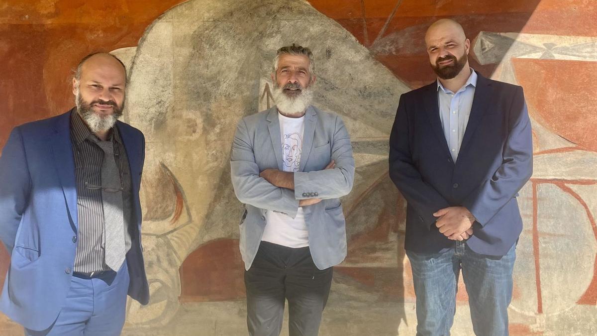 El conservador jefe de la Colección TEA, Isidro Hernández (i.), invitado a presentar públicamente el mural restaurado.  | | E.D.