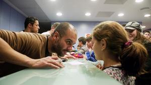 Com cada any, part de la plantilla del FC Barcelona, capitanejats per l’entrenador Pep Guardiola, van a l’Hospital dels Nens a repartir regals entre els nens.