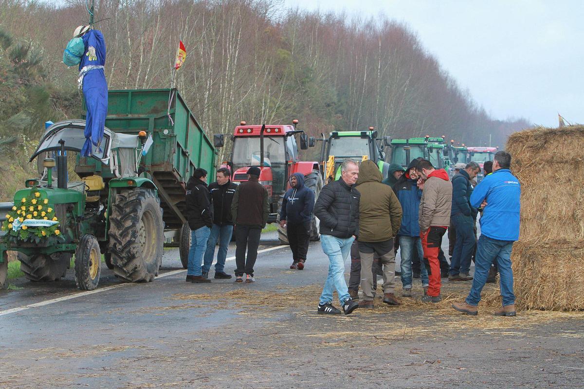 Los ganaderos y sus tractores bloquean la A-52, a la altura de Xinzo de Limia, este domingo