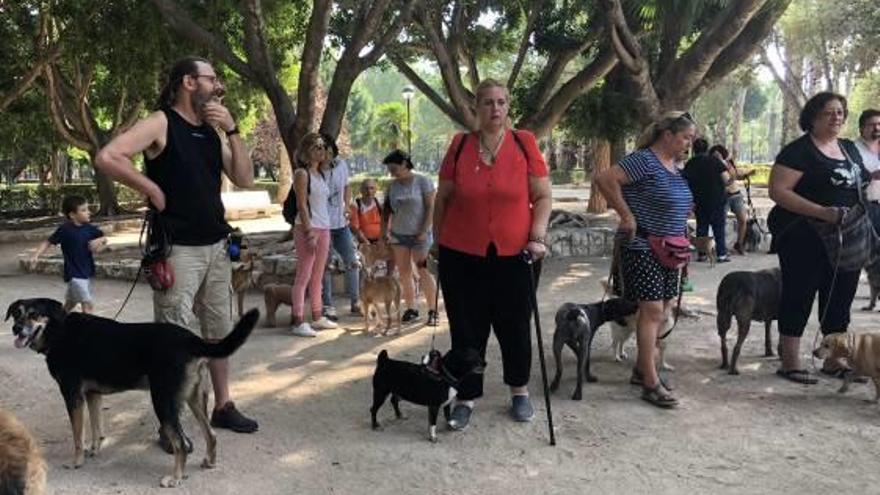 Vecinos de la localidad con sus mascotas, ayer, en el parque.