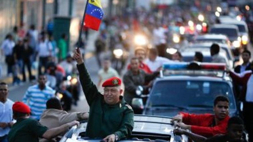 Chávez convierte su salida del hospital en una demostración de fuerza