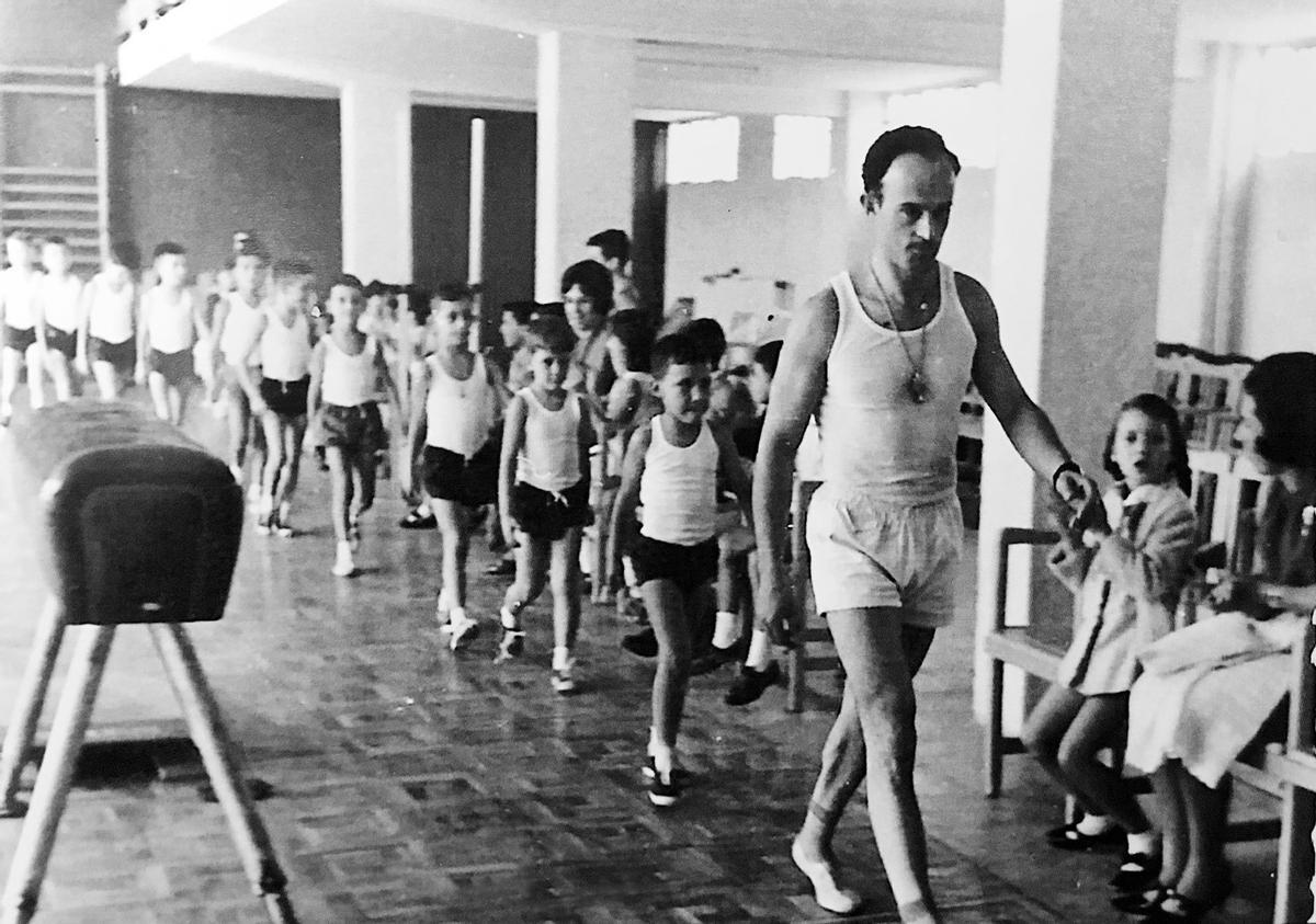 Jordi Canal guiant un grup d'infants al gimnàs de l'ASCF