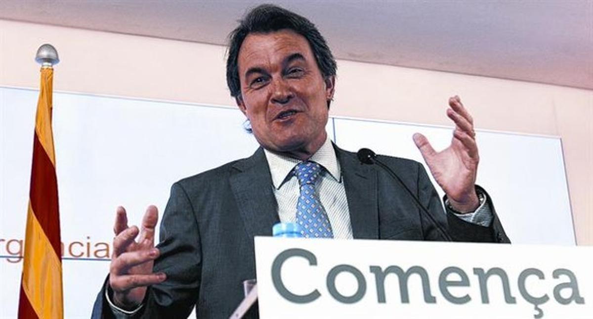 Mas somriu durant la roda de premsa que va protagonitzar ahir a la seu de Convergència Democràtica de Catalunya. Mas somriu durant la roda de premsa que va protagonitzar ahir a la seu de Convergència Democràtica de Catalunya.