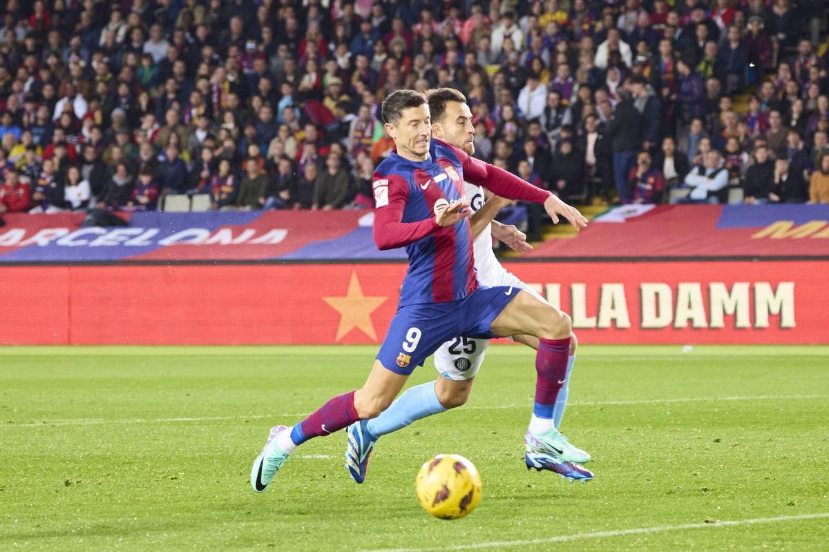 Èric Garcia, jugando en el Girona frente a Lewandowski.