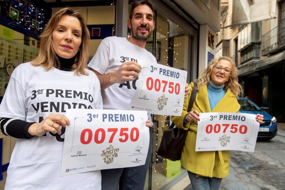 Los empleados de Doña Lola en Toledo celebran el tercer premio.