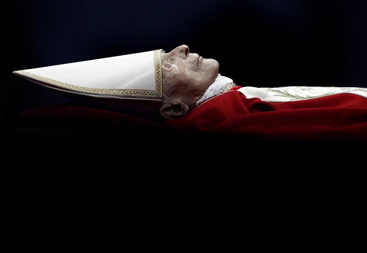 Fieles despiden a Benedicto XVI